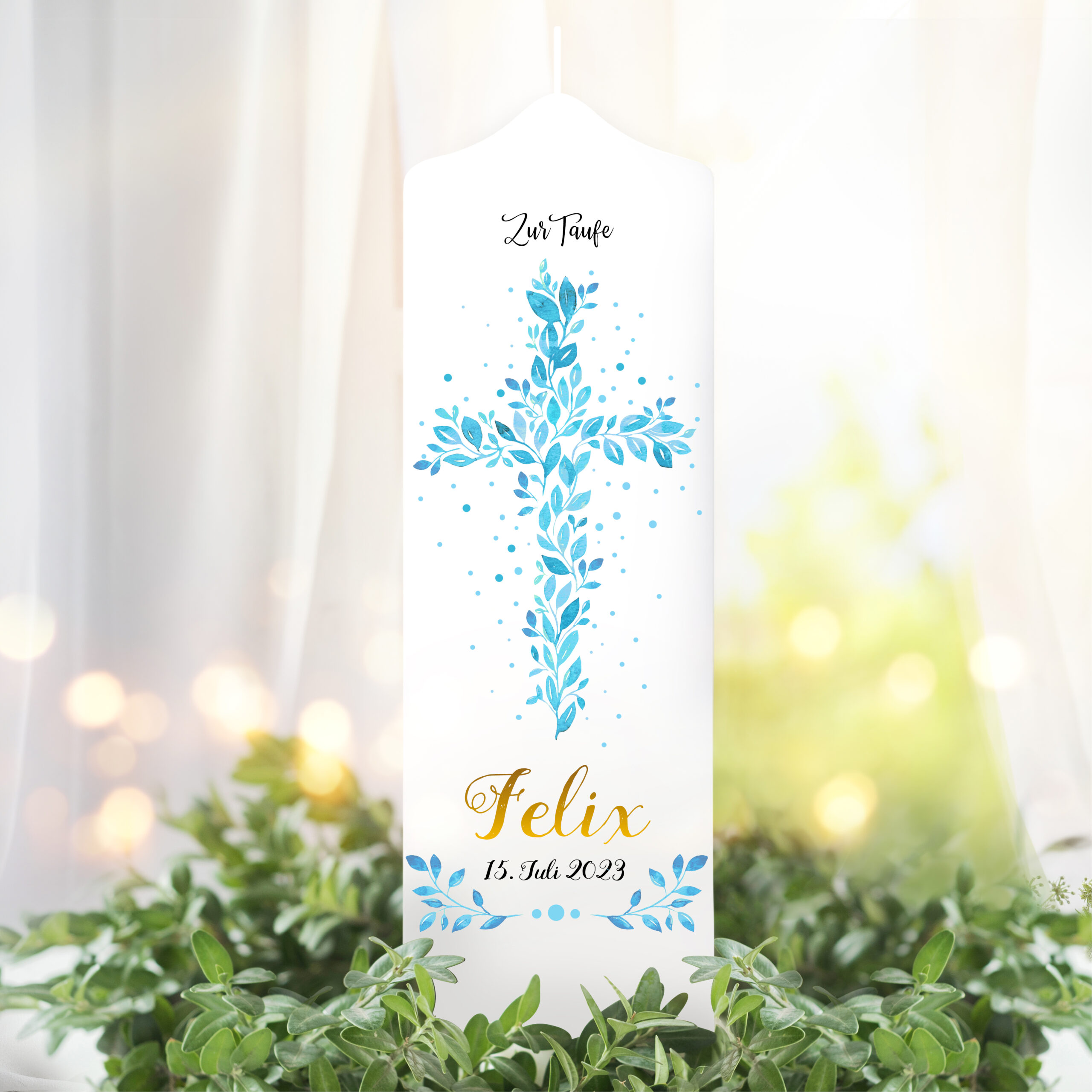 Auf dem Bild ist das Produkt: Taufkerze Junge Mädchen Baum Heiliges Kreuz blaue Blätter Kerze zur Taufe mit Namen, Datum und optionalen Taufspruch Jesuskreuz zum Preis von €5.90 abgebildet.
