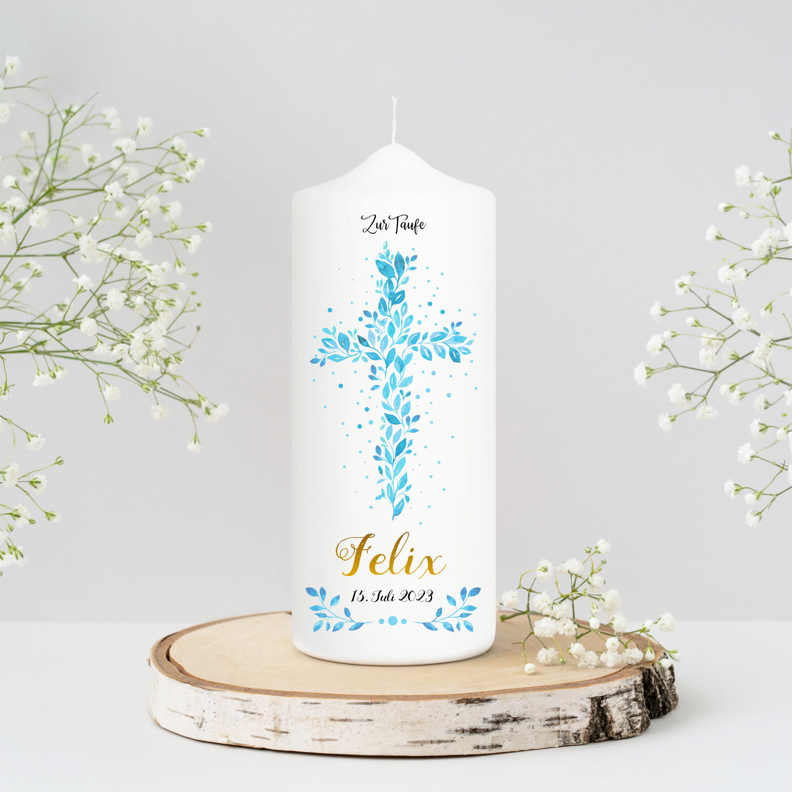 Auf dem Bild ist das Produkt: Taufkerze Junge Mädchen Baum Heiliges Kreuz blaue Blätter Kerze zur Taufe mit Namen, Datum und optionalen Taufspruch Jesuskreuz zum Preis von €5.90 abgebildet.