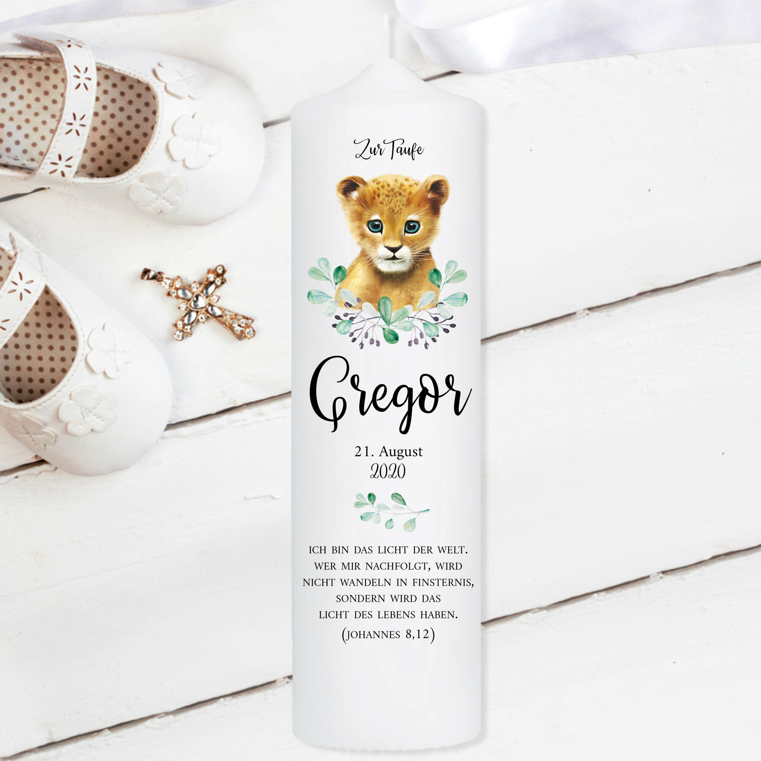 Auf dem Bild ist das Produkt: Taufkerze Junge Mädchen Löwe Baby Kerze zur Taufe mit Namen, Datum und eigenem, vorgegebenem oder keinem Taufspruch zum Preis von €5.9 abgebildet.