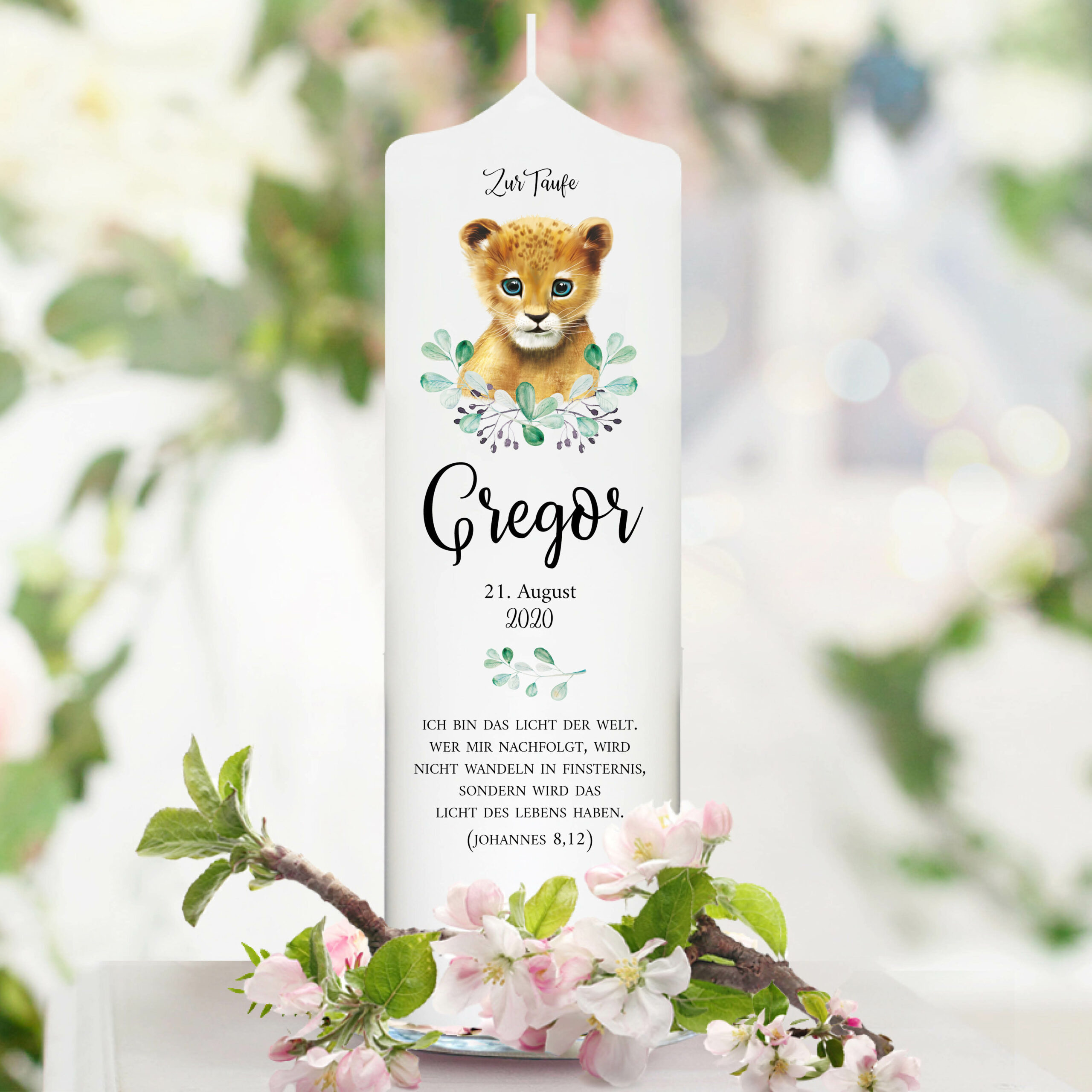 Auf dem Bild ist das Produkt: Taufkerze Junge Mädchen Löwe Baby Kerze zur Taufe mit Namen, Datum und eigenem, vorgegebenem oder keinem Taufspruch zum Preis von €5.9 abgebildet.