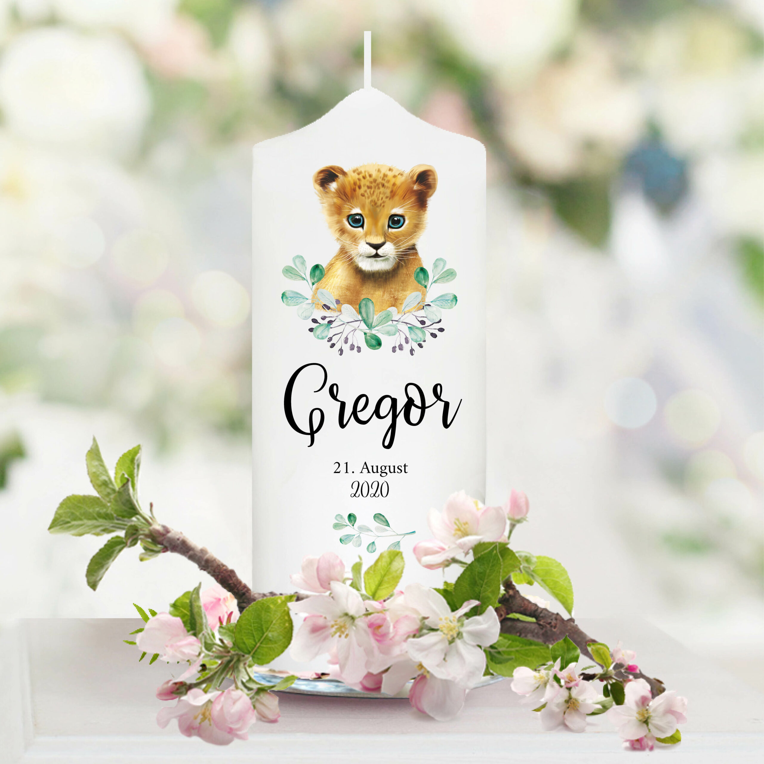 Auf dem Bild ist das Produkt: Taufkerze Junge Mädchen Löwe Baby Kerze zur Taufe mit Namen, Datum und eigenem, vorgegebenem oder keinem Taufspruch zum Preis von €5.9 abgebildet.