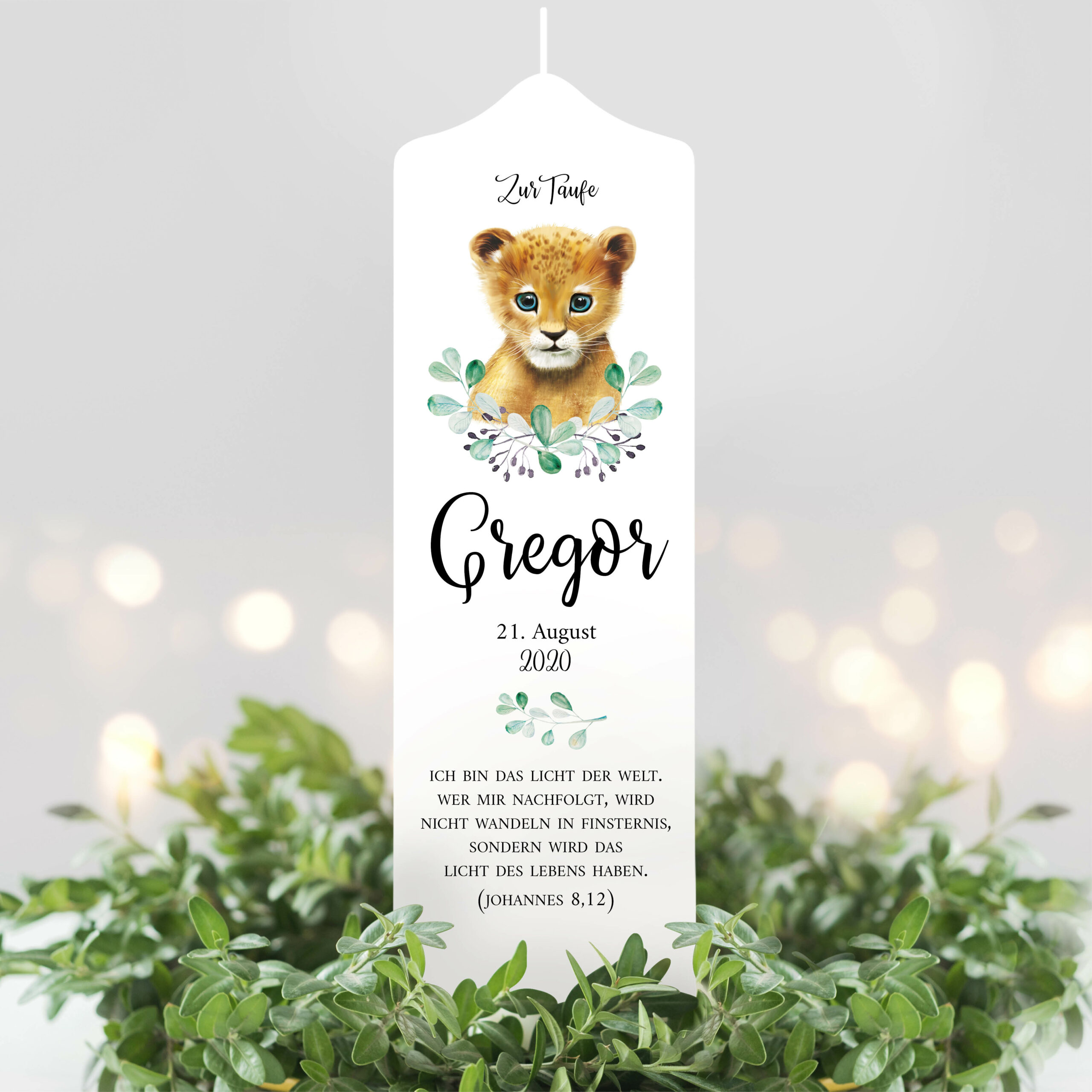 Auf dem Bild ist das Produkt: Taufkerze Junge Mädchen Löwe Baby Kerze zur Taufe mit Namen, Datum und eigenem, vorgegebenem oder keinem Taufspruch zum Preis von €5.9 abgebildet.