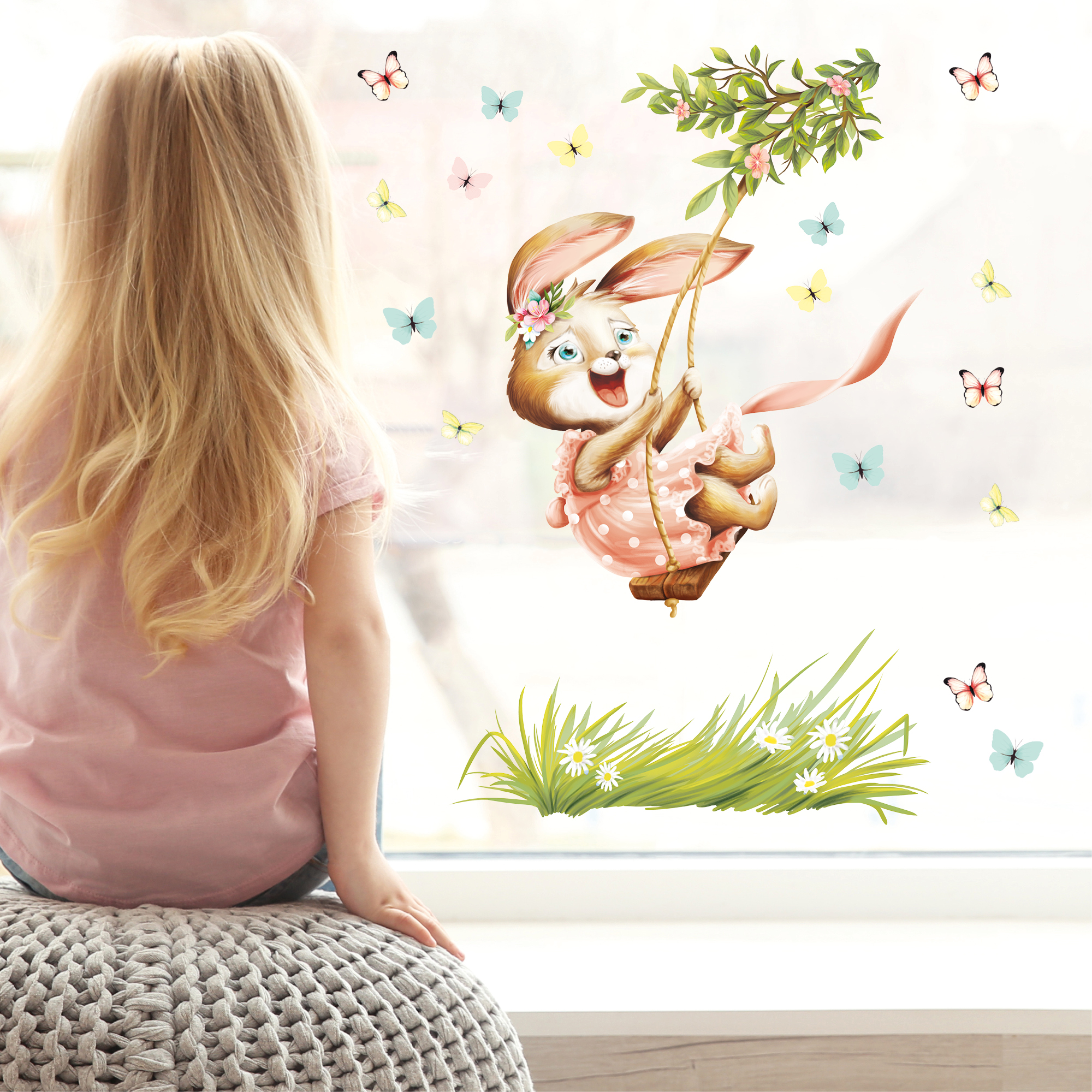 Auf dem Bild ist das Produkt: Fensterbild Kinderzimmer Frühling Ostern Hase Schaukel mit Schmetterlingen Wiederverwendbare Fensterdeko Kind Osterdeko zum Preis von €13.90 abgebildet.