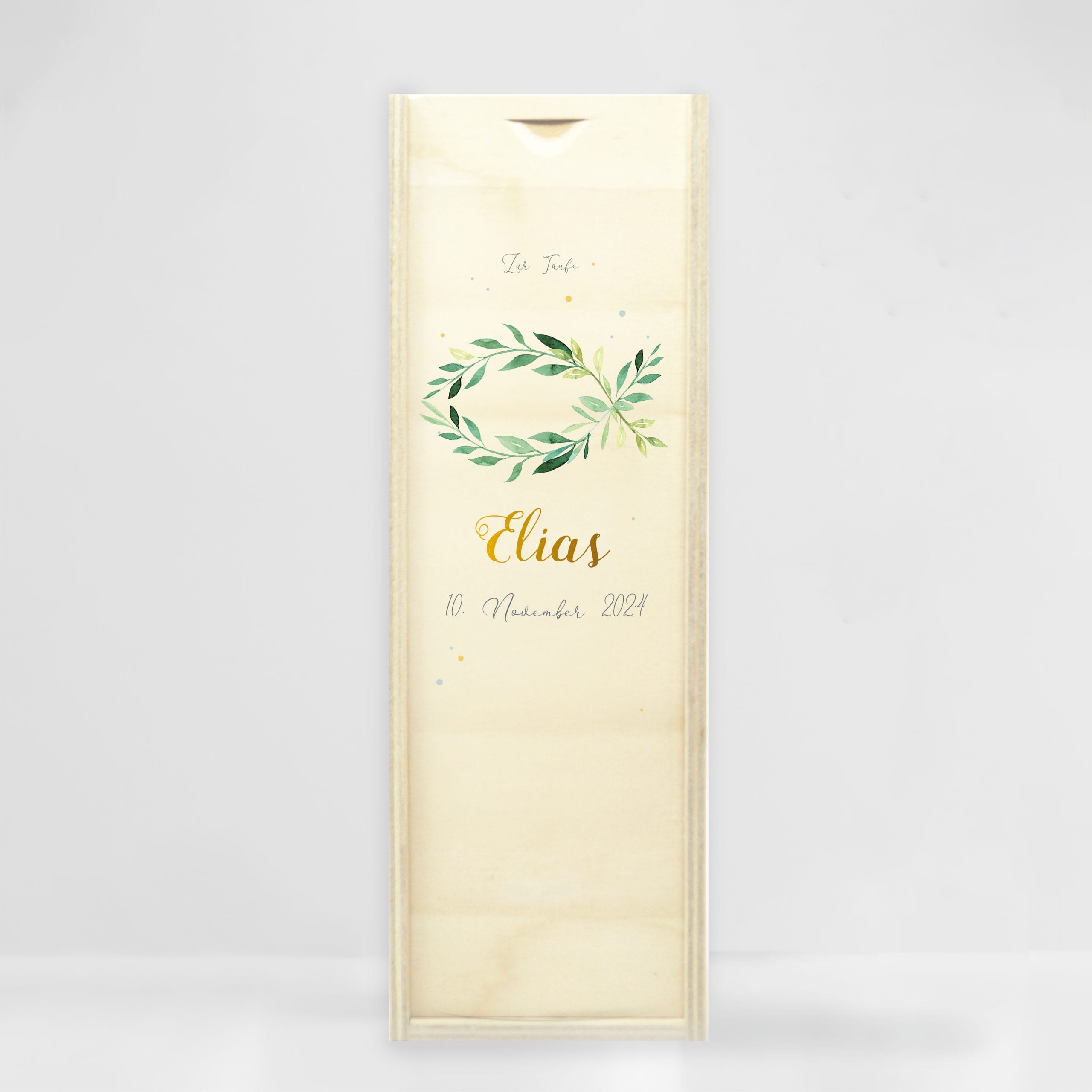 Auf dem Bild ist das Produkt: Taufkerze Junge Mädchen Fisch Blätterkranz grün pastell mit Namen, Datum und auf Wunsch eigenem, vorgegebenem oder keinem Taufspruch zum Preis von €6.4 abgebildet.