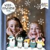 Auf dem Bild ist das Produkt: Fensterbild Weihnachten Winter Pinguine mit Schneeflocken Wiederverwendbar Pudelmütze und Schal Adventsdeko zum Preis von €13.90 abgebildet.