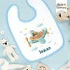 Auf dem Bild ist das Produkt: Bedrucktes Babylätzchen Flugzeug Bär Wolken mit Klettverschluss Wunschnamen Individuell Kinder Lätzchen Kleinkind zum Preis von €14.9 abgebildet.