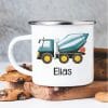 Auf dem Bild ist das Produkt: Campingbecher Emaille mit einem blauen Betonmischer Mischer personalisiert mit Wunschname Junge zum Preis von €18.90 abgebildet.