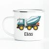 Auf dem Bild ist das Produkt: Campingbecher Emaille mit einem blauen Betonmischer Mischer personalisiert mit Wunschname Junge zum Preis von €18.90 abgebildet.