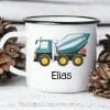 Auf dem Bild ist das Produkt: Campingbecher Emaille mit einem blauen Betonmischer Mischer personalisiert mit Wunschname Junge zum Preis von €18.90 abgebildet.