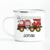Auf dem Bild ist das Produkt: Campingbecher Emaille mit einem Feuerwehrauto personalisiert mit Wunschname Junge zum Preis von €18.9 abgebildet.