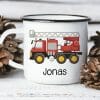 Auf dem Bild ist das Produkt: Campingbecher Emaille mit einem Feuerwehrauto personalisiert mit Wunschname Junge zum Preis von €18.9 abgebildet.