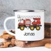 Auf dem Bild ist das Produkt: Campingbecher Emaille mit einem Feuerwehrauto personalisiert mit Wunschname Junge zum Preis von €18.9 abgebildet.
