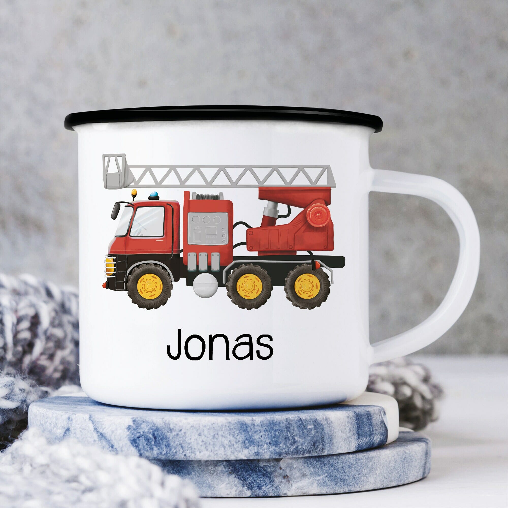 Campingbecher Emaille mit einem Feuerwehrauto personalisiert mit Wunschname Junge