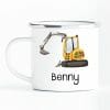 Auf dem Bild ist das Produkt: Campingbecher Emaille mit einem gelben Bagger personalisiert mit Wunschname Junge zum Preis von €18.90 abgebildet.