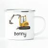 Auf dem Bild ist das Produkt: Campingbecher Emaille mit einem gelben Bagger personalisiert mit Wunschname Junge zum Preis von €18.90 abgebildet.