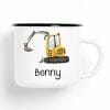 Auf dem Bild ist das Produkt: Campingbecher Emaille mit einem gelben Bagger personalisiert mit Wunschname Junge zum Preis von €18.90 abgebildet.