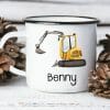 Auf dem Bild ist das Produkt: Campingbecher Emaille mit einem gelben Bagger personalisiert mit Wunschname Junge zum Preis von €18.90 abgebildet.