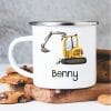 Auf dem Bild ist das Produkt: Campingbecher Emaille mit einem gelben Bagger personalisiert mit Wunschname Junge zum Preis von €18.90 abgebildet.