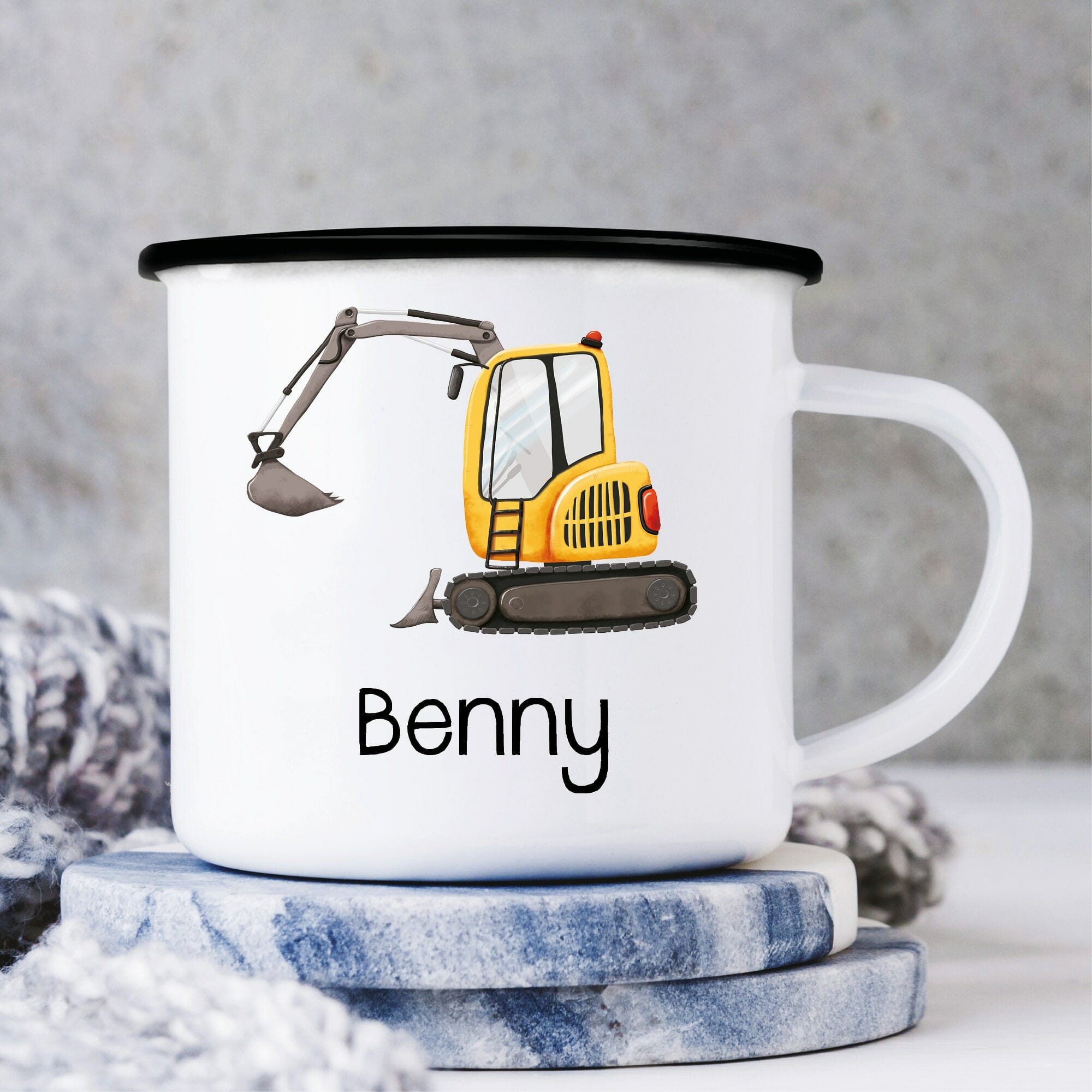 Campingbecher Emaille mit einem gelben Bagger personalisiert mit Wunschname Junge