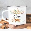 Auf dem Bild ist das Produkt: Emaille Becher Herbstblätter und Eicheln Herbst Geschenk personalisiert mit Wunschname zum Preis von €18.9 abgebildet.