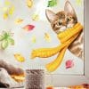 Auf dem Bild ist das Produkt: Fensterbild Herbst reinschauende Katze Schal bunte Blätter herbstlicher Fensteraufkleber Fensterdeko zum Preis von €13.90 abgebildet.