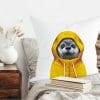 Auf dem Bild ist das Produkt: Herbstlich bedrucktes Kissen mit Aufdruck Robbe im Regenmantel Geschenk zum Preis von €11.90 abgebildet.