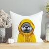 Auf dem Bild ist das Produkt: Herbstlich bedrucktes Kissen mit Aufdruck Robbe im Regenmantel Geschenk zum Preis von €11.90 abgebildet.