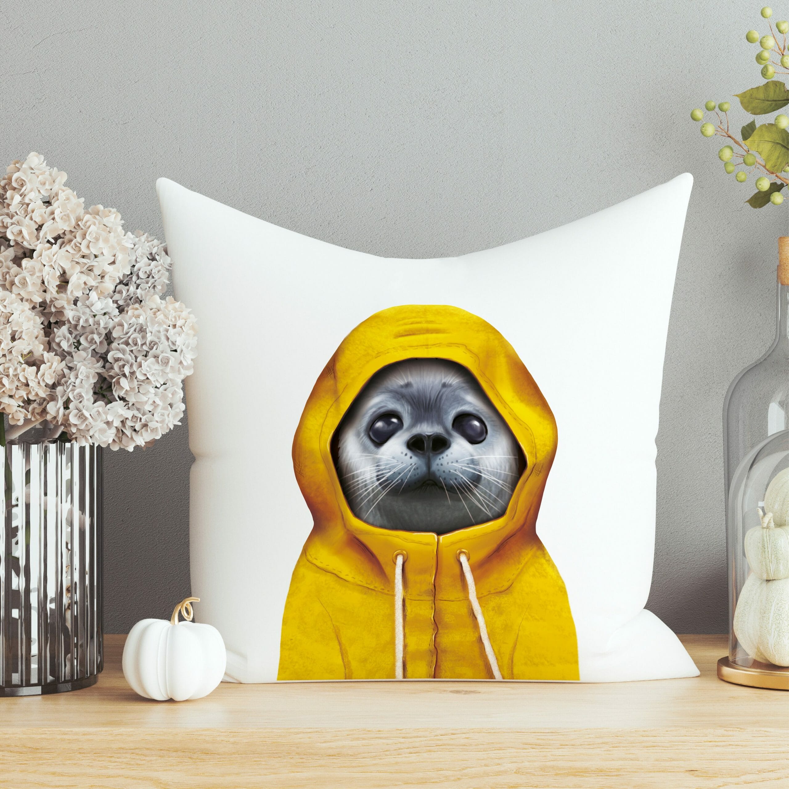 Herbstlich bedrucktes Kissen mit Aufdruck Robbe im Regenmantel Geschenk