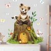 Auf dem Bild ist das Produkt: Wandtattoo Kinderzimmer Elfentür Baumstumpf mit lesendem Bär zum Preis von €24.9 abgebildet.