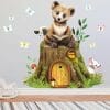Auf dem Bild ist das Produkt: Wandtattoo Kinderzimmer Elfentür Baumstumpf mit lesendem Bär zum Preis von €24.9 abgebildet.