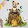 Auf dem Bild ist das Produkt: Wandtattoo Kinderzimmer Elfentür Baumstumpf mit lesendem Bär zum Preis von €24.9 abgebildet.