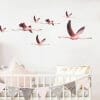 Auf dem Bild ist das Produkt: Wandtattoo Kinderzimmer fliegende Flamingos Dekoration Babyzimmer Mädchen Wandbild zum Preis von €29.9 abgebildet.