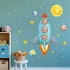 Auf dem Bild ist das Produkt: Wandtattoo Kinderzimmer Rakete mit Tieren mit Mond und Sternen Dekoration Babyzimmer zum Preis von €39.9 abgebildet.