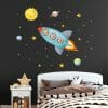 Auf dem Bild ist das Produkt: Wandtattoo Kinderzimmer Rakete mit Tieren mit Mond und Sternen Dekoration Babyzimmer zum Preis von €39.9 abgebildet.