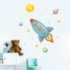 Auf dem Bild ist das Produkt: Wandtattoo Kinderzimmer Rakete mit Tieren mit Mond und Sternen Dekoration Babyzimmer zum Preis von €39.9 abgebildet.