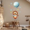 Auf dem Bild ist das Produkt: Wandtattoo Kinderzimmer bunt Löwe Luftballon Sterne Dekoration Babyzimmer zum Preis von €26.9 abgebildet.