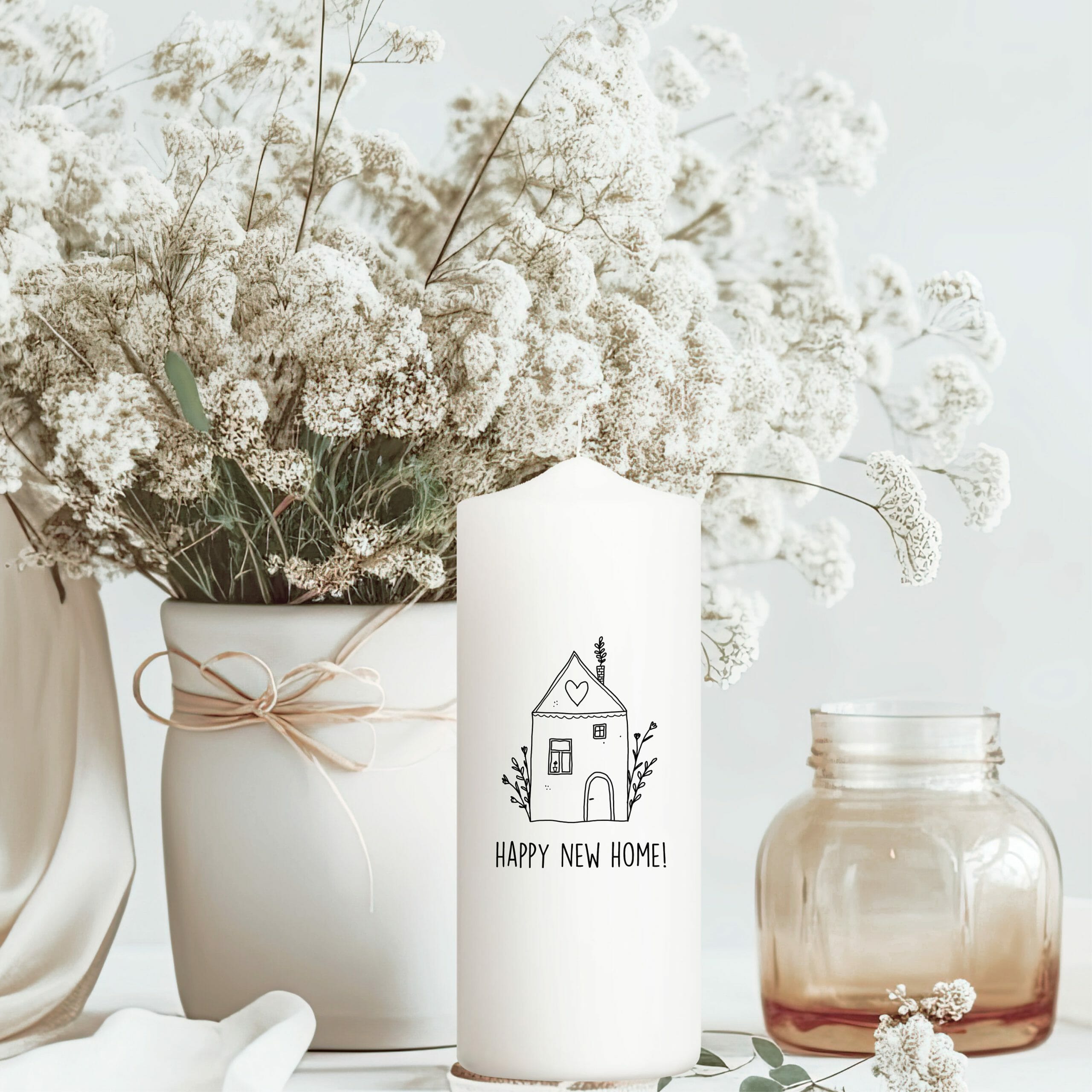 Weiße Kerze zum Einzug “Happy New Home” mit Spruch und Haus