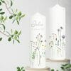 Auf dem Bild ist das Produkt: Weiße Kerze zur Taufe oder Geburt beidseitig bedruckt mit zarten Wildblumen und Wildgräsern zum Preis von €5.9 abgebildet.