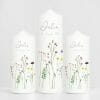 Auf dem Bild ist das Produkt: Weiße Kerze zur Taufe oder Geburt beidseitig bedruckt mit zarten Wildblumen und Wildgräsern zum Preis von €5.9 abgebildet.