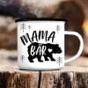 Emaille Campingbecher Mama Bär Muttertag Geschenk Kaffeebecher 300 ml Auf dem Bild ist das Produkt: Emaille Campingbecher Mama Bär Muttertag Geschenk Kaffeebecher 300 ml zum Preis von €18.9 abgebildet.