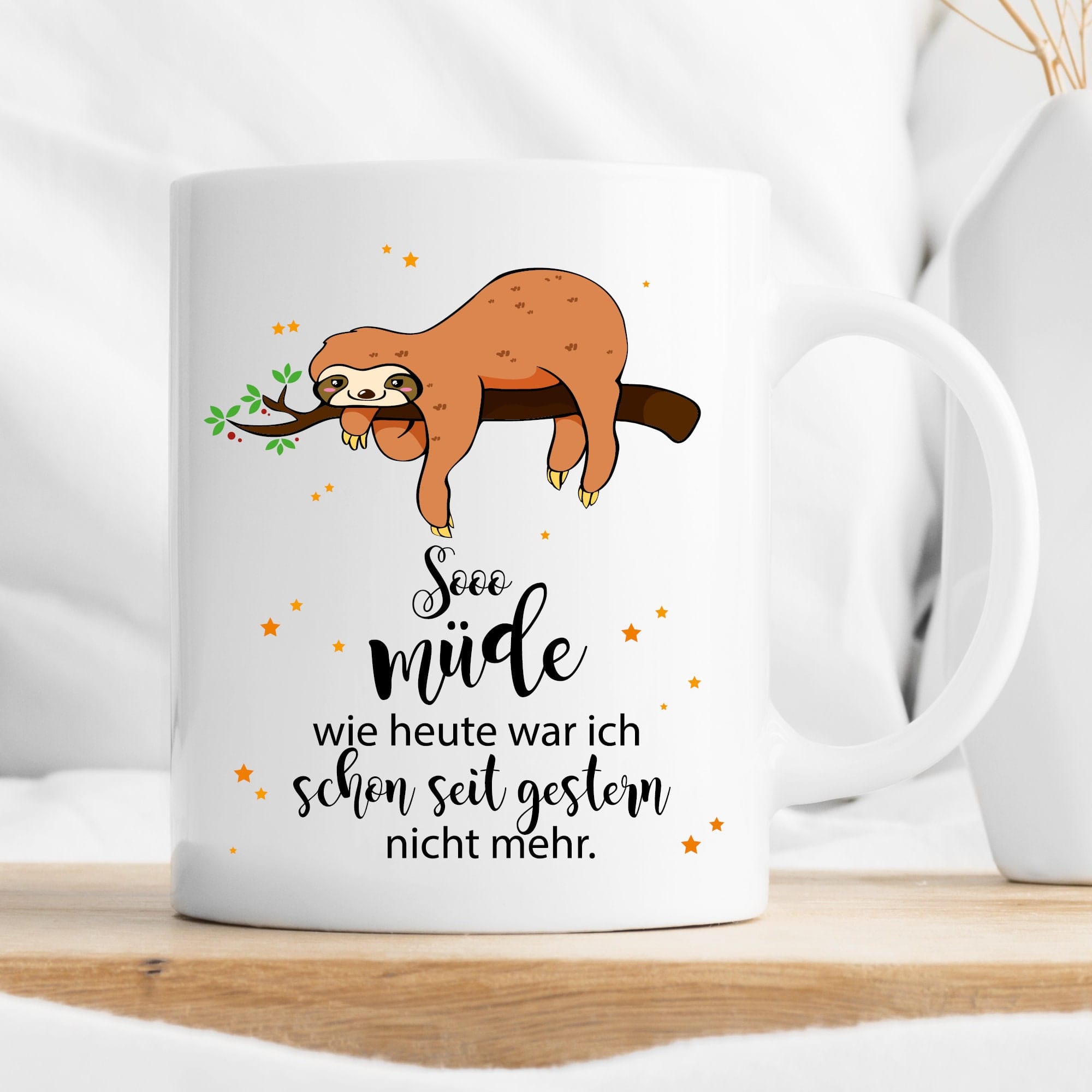 Keramiktasse “So müde wie heute war ich schon seit gestern nicht mehr!” mit Faultier