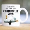 Tasse bedruckt Möwe Lass mich. Ich habe eine existenzielle Krise Becher lustiger Spruch maritim Auf dem Bild ist das Produkt: Tasse bedruckt Möwe Lass mich. Ich habe eine existenzielle Krise Becher lustiger Spruch maritim zum Preis von €16.9 abgebildet.
