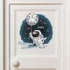 Türaufkleber Astronaut personalisiert mit Spruch “Vorsicht, andere Galaxy” Auf dem Bild ist das Produkt: Türaufkleber Astronaut personalisiert mit Spruch “Vorsicht, andere Galaxy” zum Preis von €24.9 abgebildet.