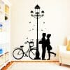 Wandtattoo Straßenlaterne mit Liebenden Fahrrad Auf dem Bild ist das Produkt: Wandtattoo Straßenlaterne mit Liebenden Fahrrad zum Preis von €29.9 abgebildet.