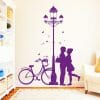 Wandtattoo Straßenlaterne mit Liebenden Fahrrad Auf dem Bild ist das Produkt: Wandtattoo Straßenlaterne mit Liebenden Fahrrad zum Preis von €29.9 abgebildet.