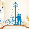 Wandtattoo Straßenlaterne mit Liebenden Fahrrad Auf dem Bild ist das Produkt: Wandtattoo Straßenlaterne mit Liebenden Fahrrad zum Preis von €29.9 abgebildet.