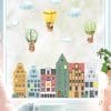 Auf dem Bild ist das Produkt: Fensterbild Häuserreihe Hansehäuser mit Heißluftballons Fensterdeko Kinderzimmer Kind zum Preis von €13.90 abgebildet.
