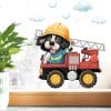 Auf dem Bild ist das Produkt: Fensterbild Hund mit Helm im Feuerwehrauto mit Wolken, Fensterdeko Kinderzimmer Kind zum Preis von €13.90 abgebildet.