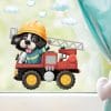 Auf dem Bild ist das Produkt: Fensterbild Hund mit Helm im Feuerwehrauto mit Wolken, Fensterdeko Kinderzimmer Kind zum Preis von €13.90 abgebildet.
