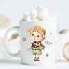 Auf dem Bild ist das Produkt: Tasse Winter bedruckt Elf mit einem Geschenk, Schneeflocken und dem Wunschnamen, personalisiertes Geschenk Geburtstag Kaffeetasse zum Preis von €18.9 abgebildet.